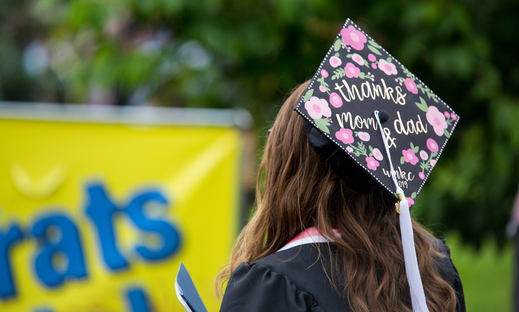 The back of a mortar board that says 'Thanks, Mom and Dad.'