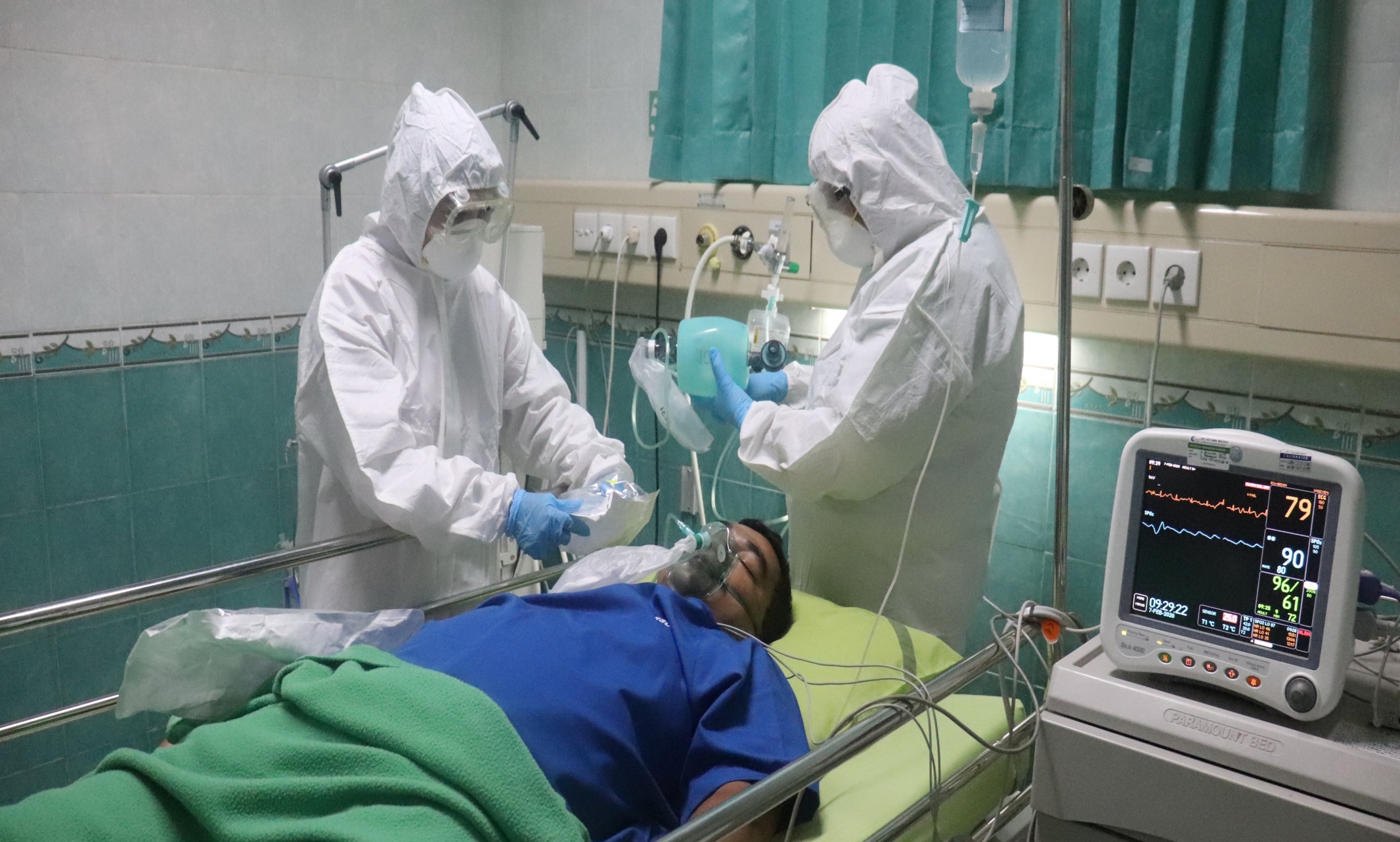 Medical workers treat a COVID-19 patient