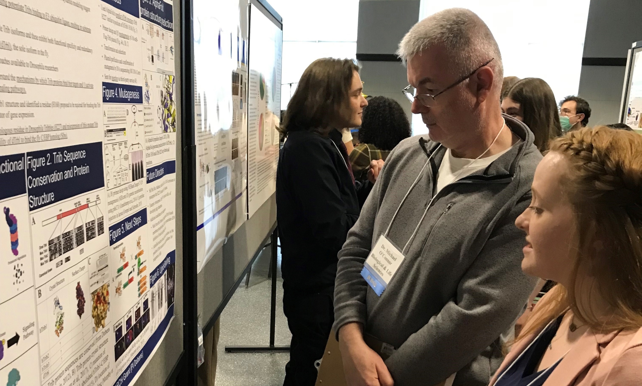 Shea O'Connor explains her research to an attendee